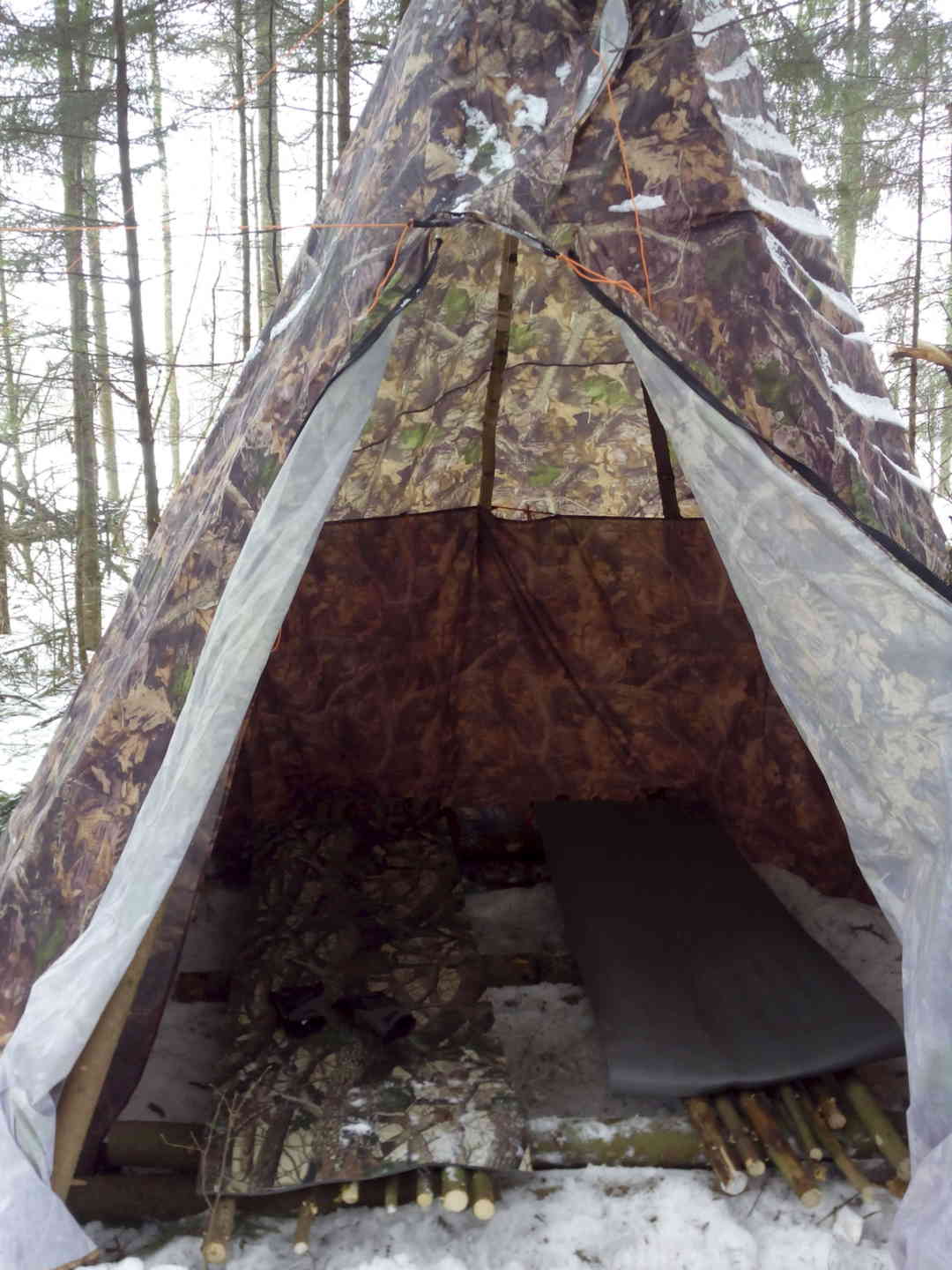 Шалаш с печкой. Ночевать в шалаше. Бушкрафт в тайге. Шалаш убежище в лесу. Бушкрафт бивак.
