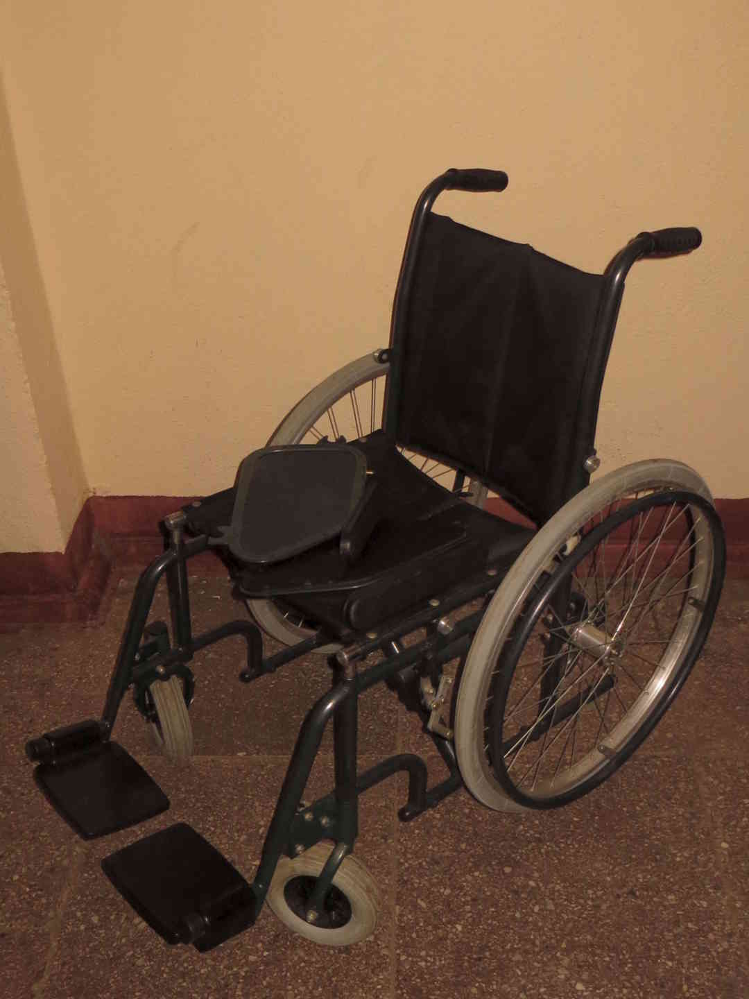 Инвалидные коляски даром