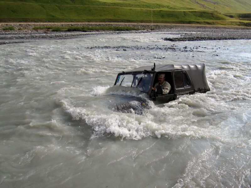 Уаз едет под водой