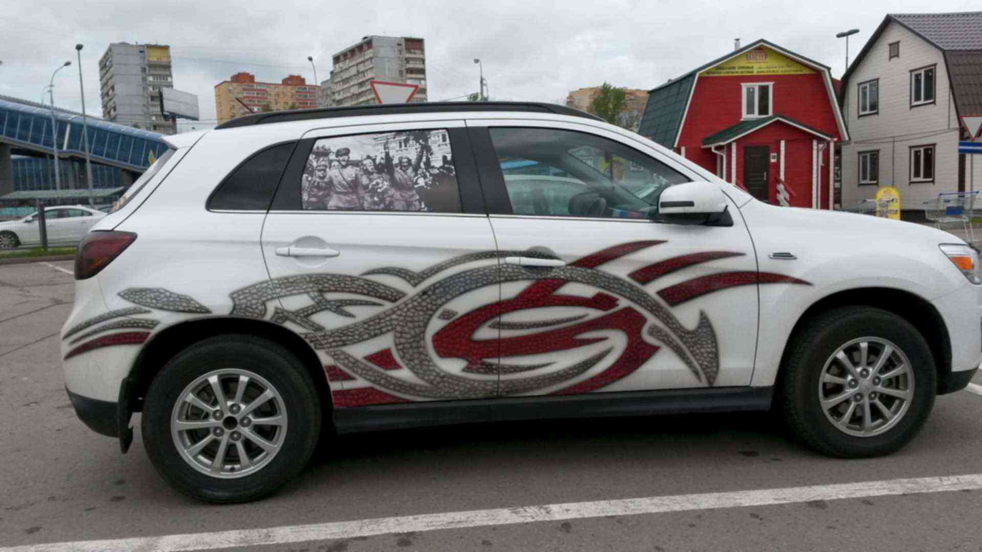 машина в брызгах краски. художественное аэрографии. аэрография брызги краски. аэрография на крышу автомобиля. художественное аэрографии.