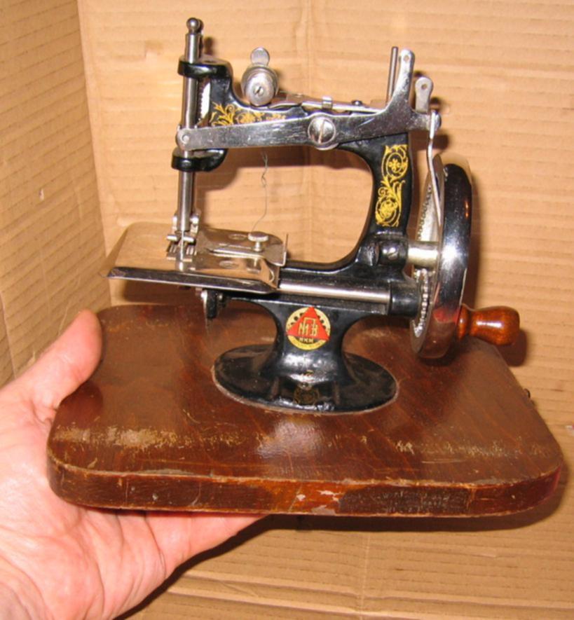 Купить старинную машинку. Швейная машинка Зингер ПМЗ. Швейная машинка (Zinger super 2001). Зингер ПМЗ с7084956. Ручная швейная машинка (Zinger super 2001).
