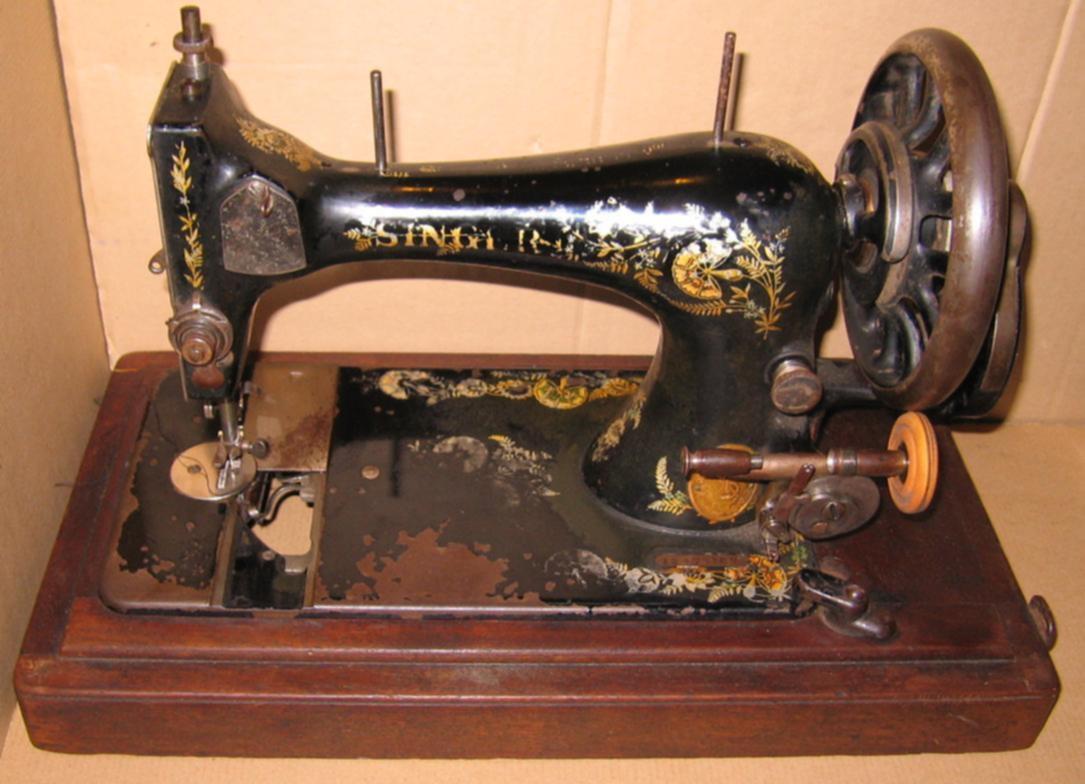 Черная швейная машинка