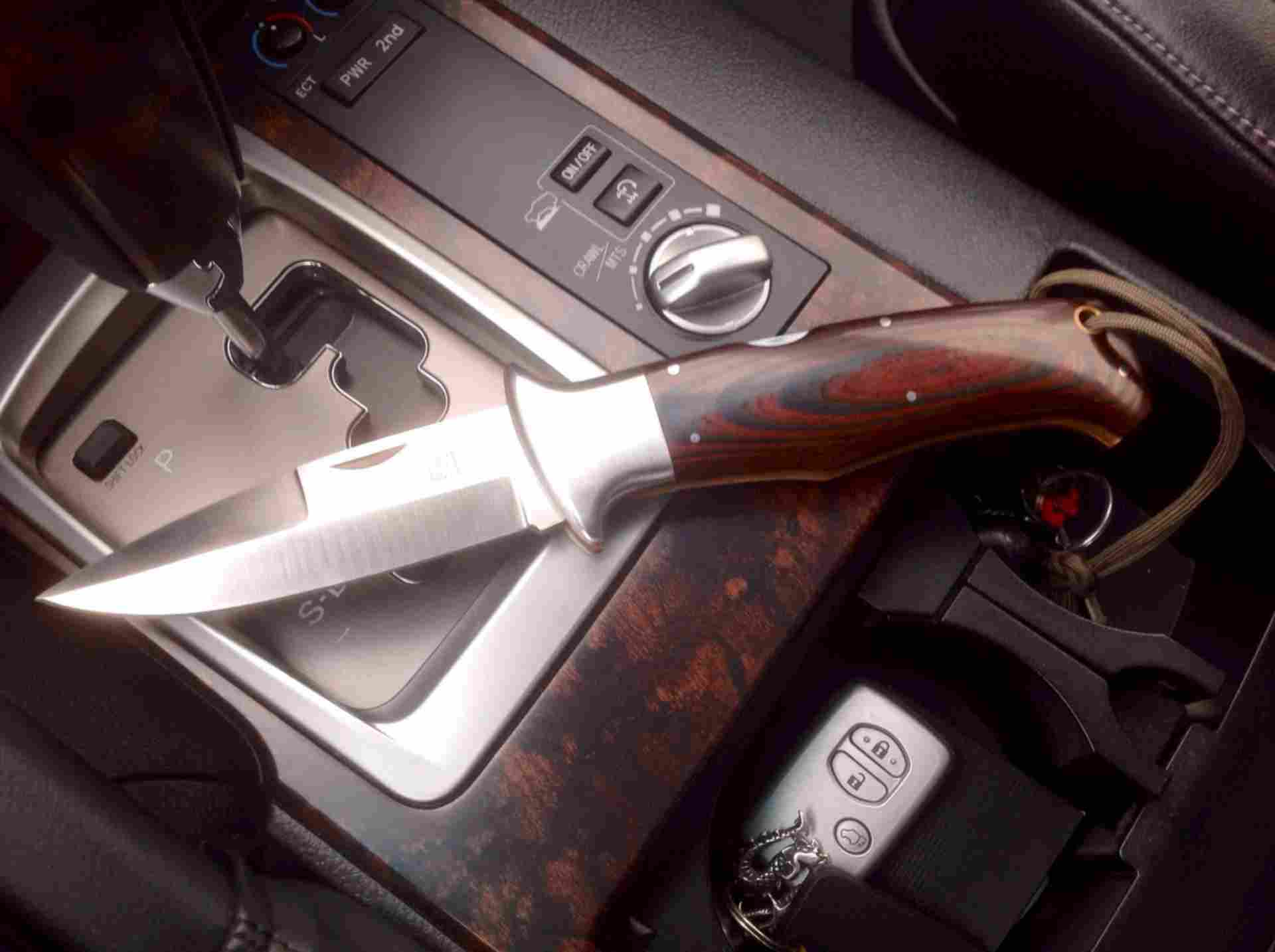 Ножевая машина. Нож в машину. Авто ножик. Разрешённые ножи в автомобиле. Небольшой нож в машину.