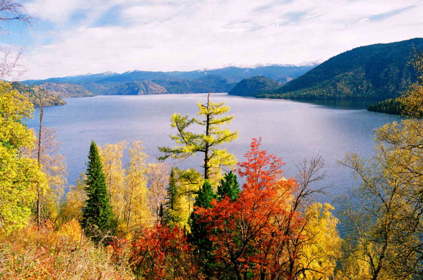 Описание фотографии природа. Телецкое озеро – Жемчужина Алтая. Телецкое озеро осенью. Телецкое озеро осень. Телецкое озеро Алтай осень.