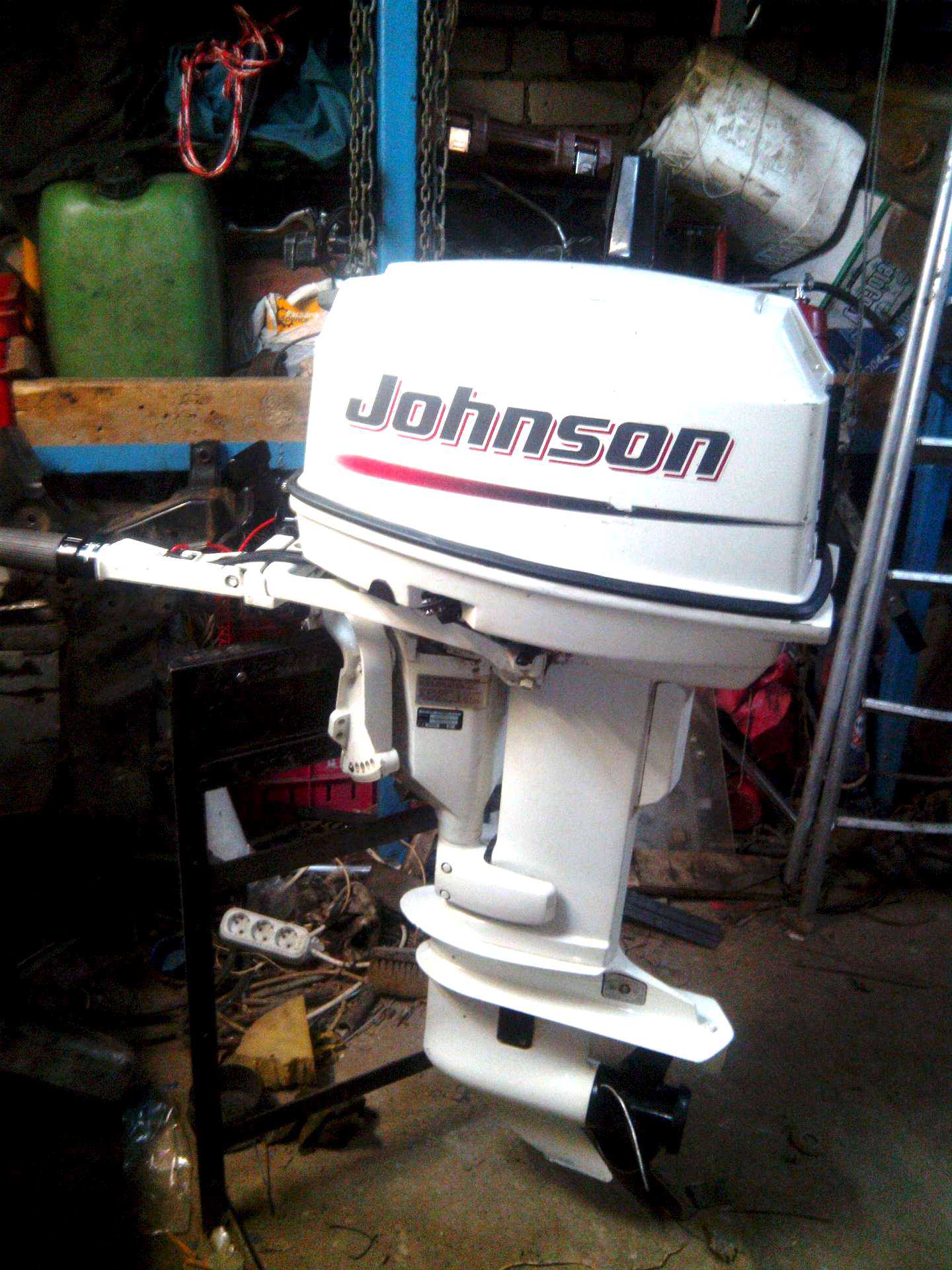 Мотор джонсон купить. Лодочный мотор Джонсон 30 л с. Лодочный мотор Джонсон 25. Лодочный мотор Джонсон 30 2х тактный. Лодочный мотор Джонсон 30 4 тактный.