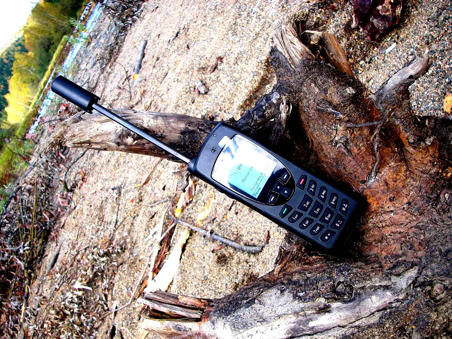 Б пит. Спутниковый телефон 1993. Спутниковый телефон Турая в горах. Спутниковый телефон 2000 года. Прикол со спутниковым телефоном.