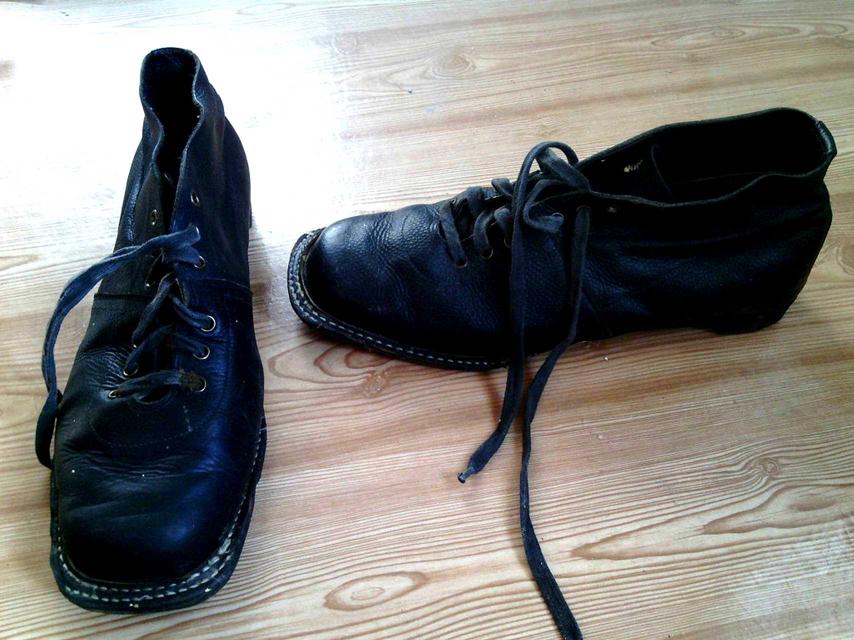 Старые кожаные горнолыжные ботинки