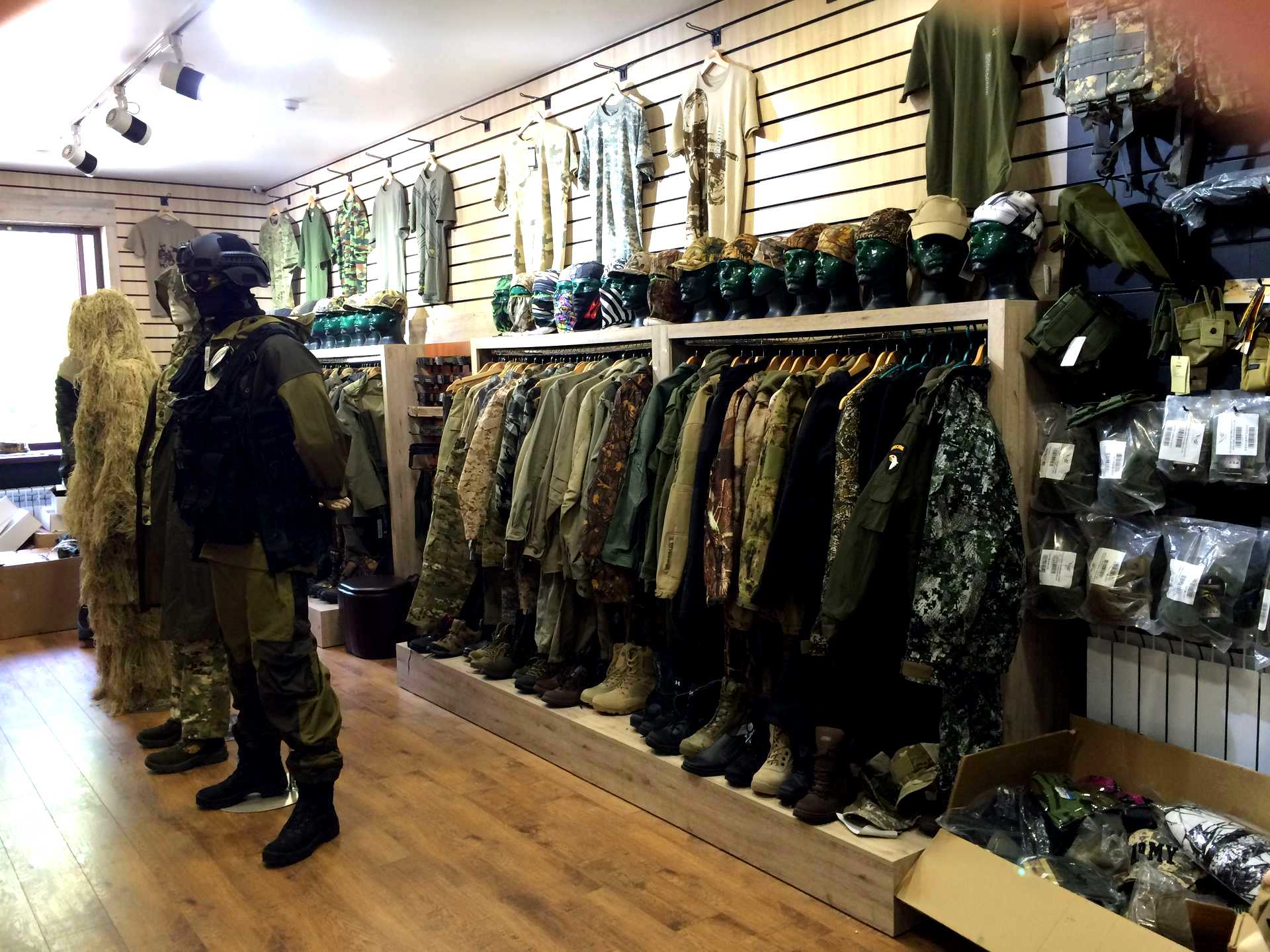 Военная форма военторг. Магазин одежды для охоты и рыбалки. Магазин охота и рыбалка. Военный магазин. Магазин военной экипировки.