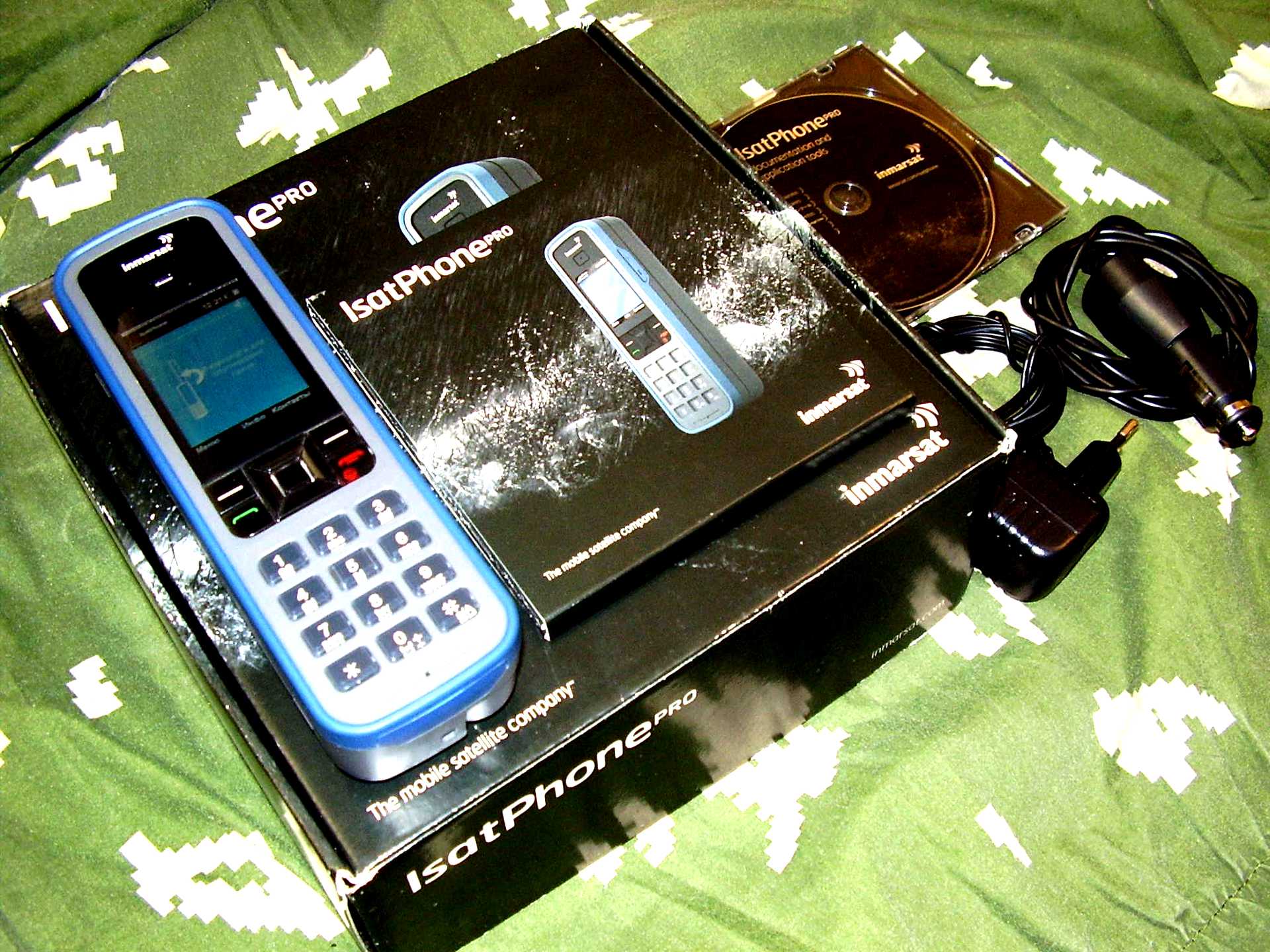 Спутник телефон. Inmarsat ISATPHONE Pro. Спутниковый телефон. Армейский спутниковый телефон. Российский спутниковый смартфон.