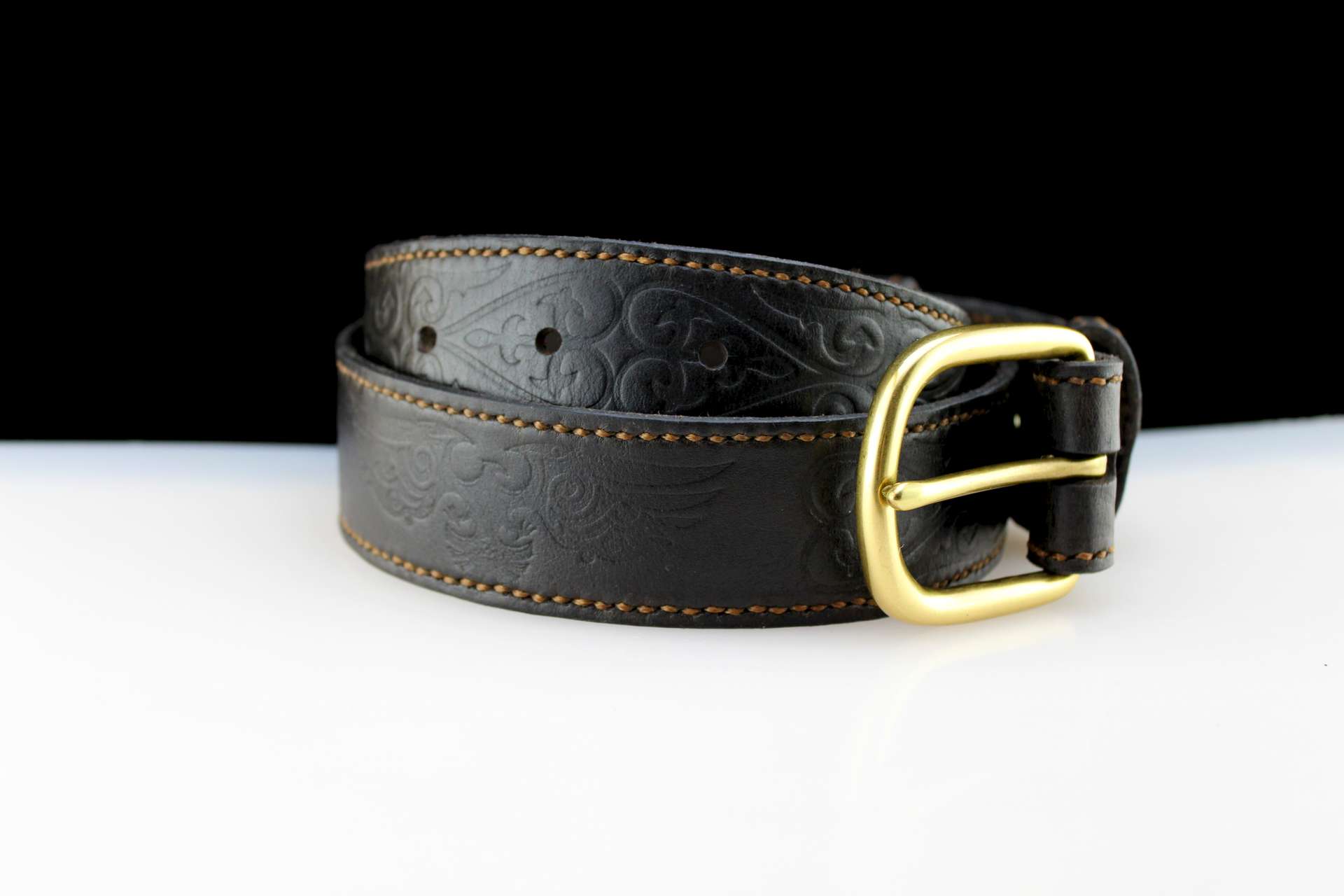 First belt. Кожаный браслет с тиснением. Bb1 ремень голова змеи. Кожаные аксессуары для волос. Кожаный именной браслет ручной работы.