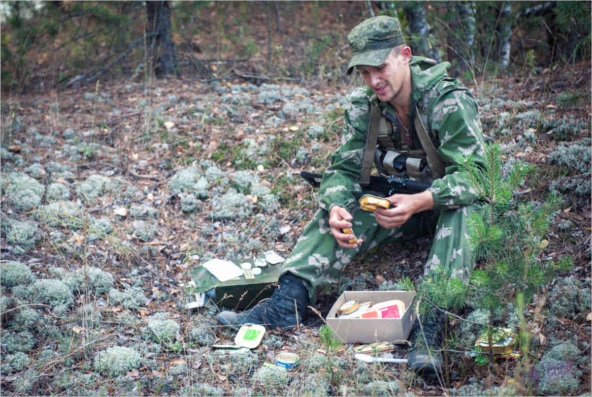 Принять бывшего военного. Сухпаек ИРП спецназ. Военные в полевых условиях. Солдаты в полевых условиях. Спецназ в полевых условиях.