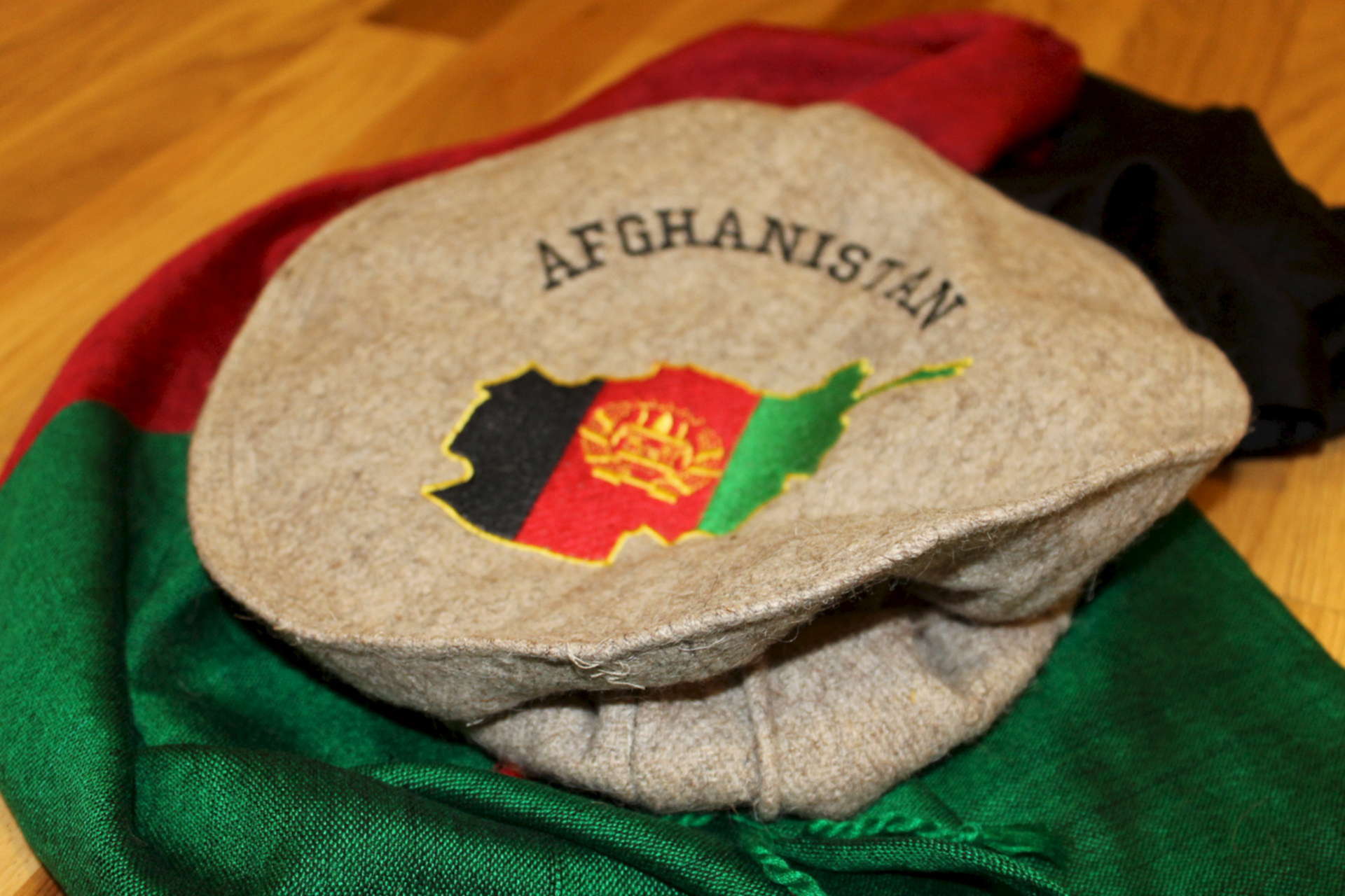 Что означает слово шурави. Сувениры афганцам. Национальный головной убор афганцев. Афганская атрибутика. Афганская Национальная шапка.