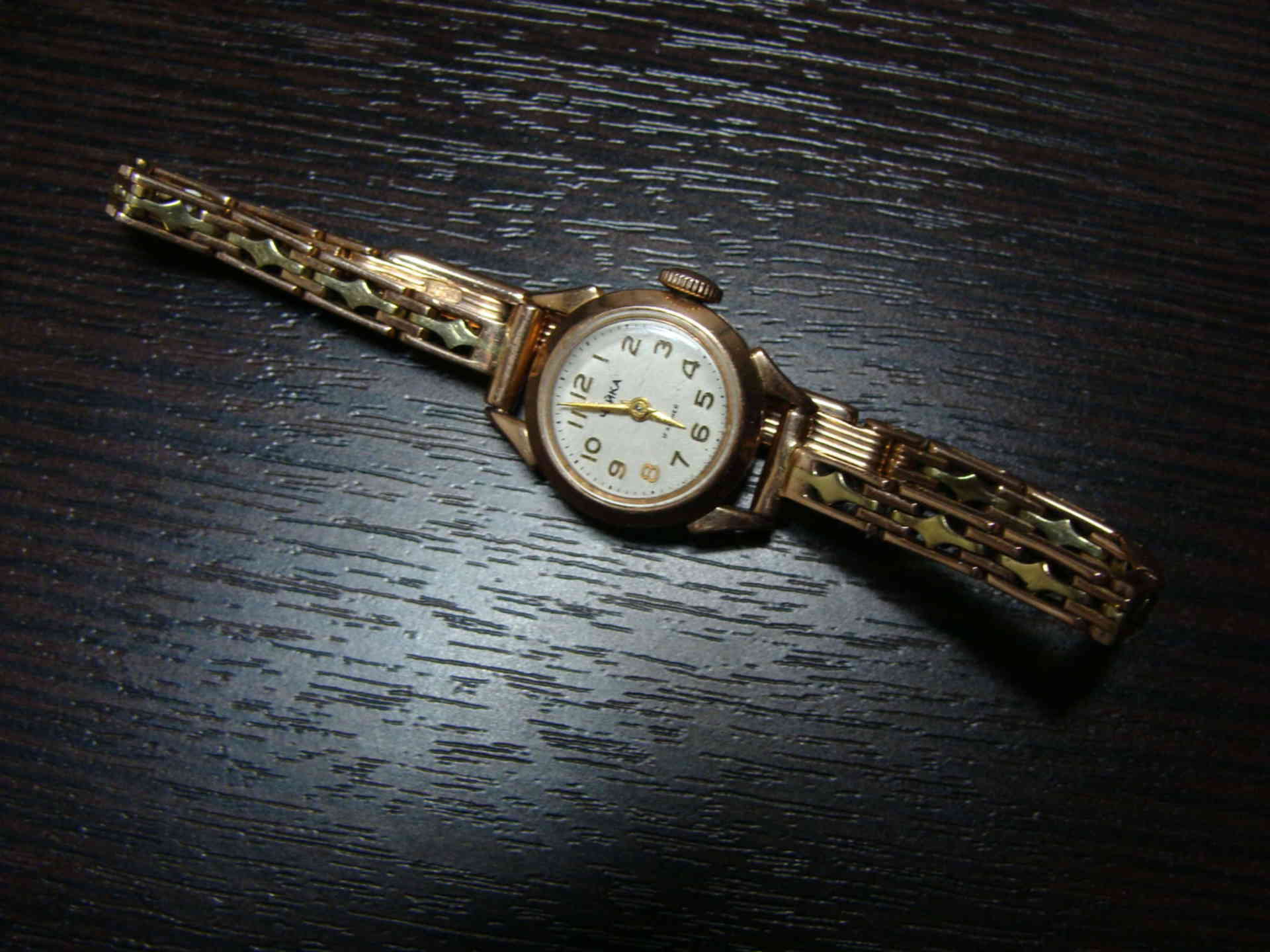 Золотые часы чайка женские цены. Золотые часы Чайка 117751. Золотые часы Чайка 17 камней. Золотые часы Чайка 580743. Часы Чайка золотые женские 585 проба.