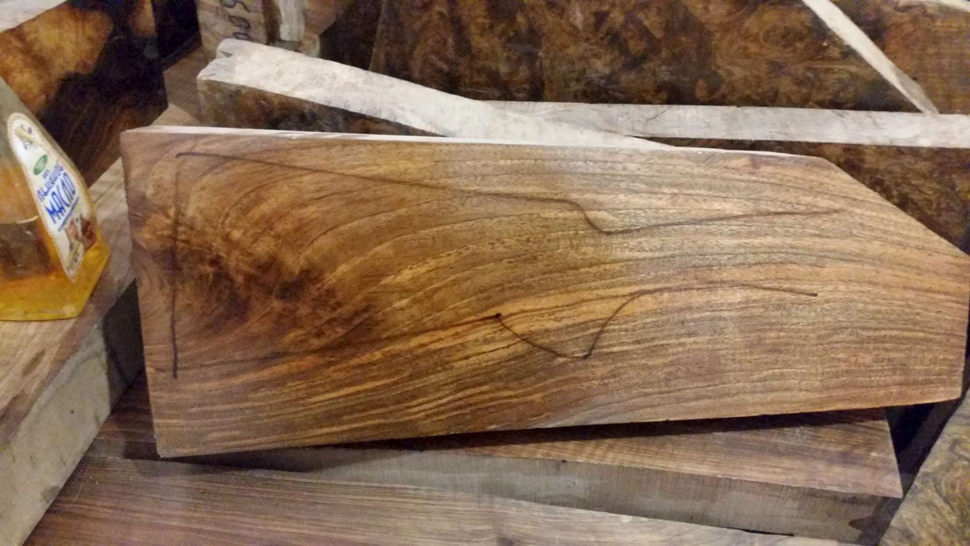 ольховый кап. комель дерева березы. орех древесина комель. комель.