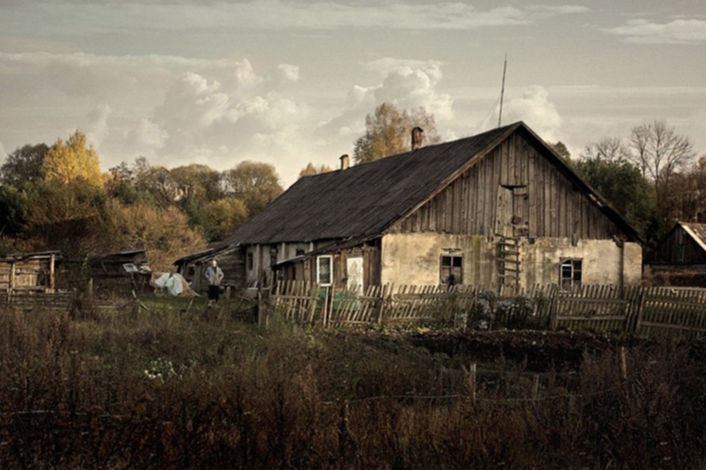 Поселок русский время. Глубинка России деревня. Домик на окраине деревни. Старые русские деревни. Старые деревни России.