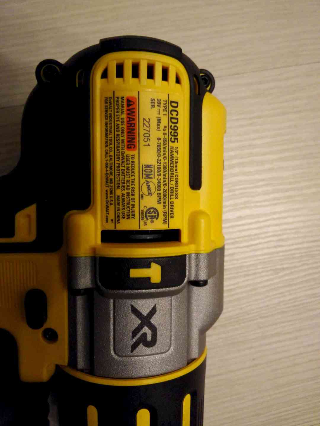 Шуруповерт 20 вольт. DEWALT dcd995. Шуруповёрт DEWALT DCD 995. Шуруповёрт ДЕВОЛТ 12 вольт dc730. Аккумулятор ДЕВОЛТ 20 вольт.