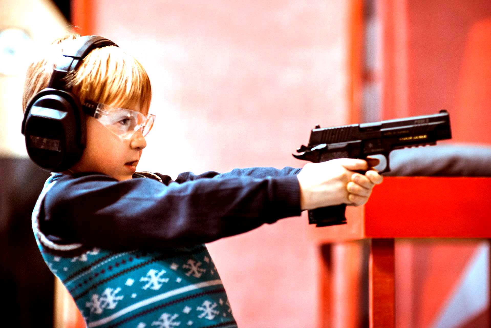 пострелять так пострелять. стрельба из пистолета девушка. тир стрельбище. стрелок с винтовкой. стрельба с пистолета.