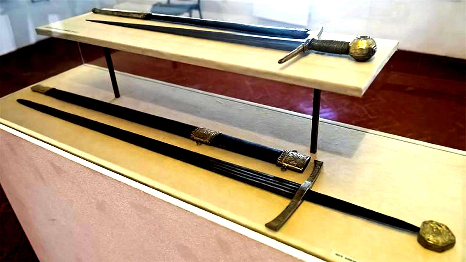 Псков щит и меч довмонтов город. Меч князя довмонта в пскове. Меч довмонта псков. Меч довмонта псков. Меч князя довмонта в пскове.