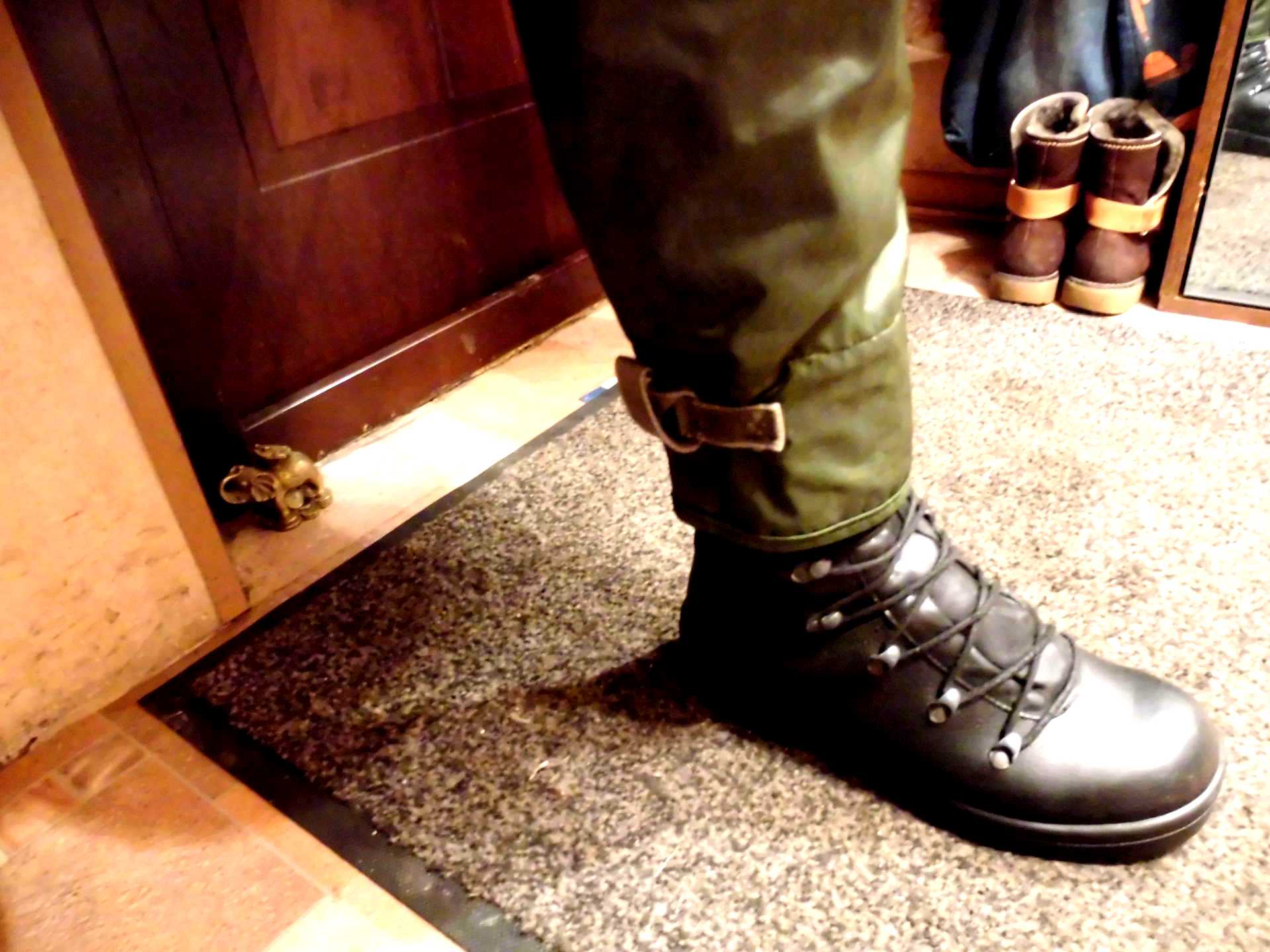 Зажимы для брюк для езды на велосипеде. Берцы со штанами. Берцы с брюками. Берцы со штанами. Штаны заправленные в берцы.