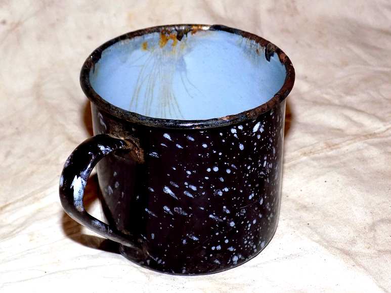 Старая чашка. Кружка солдатская алюминиевая. Металлическая чашка. Старые чашки. Кружка из консервной банки.