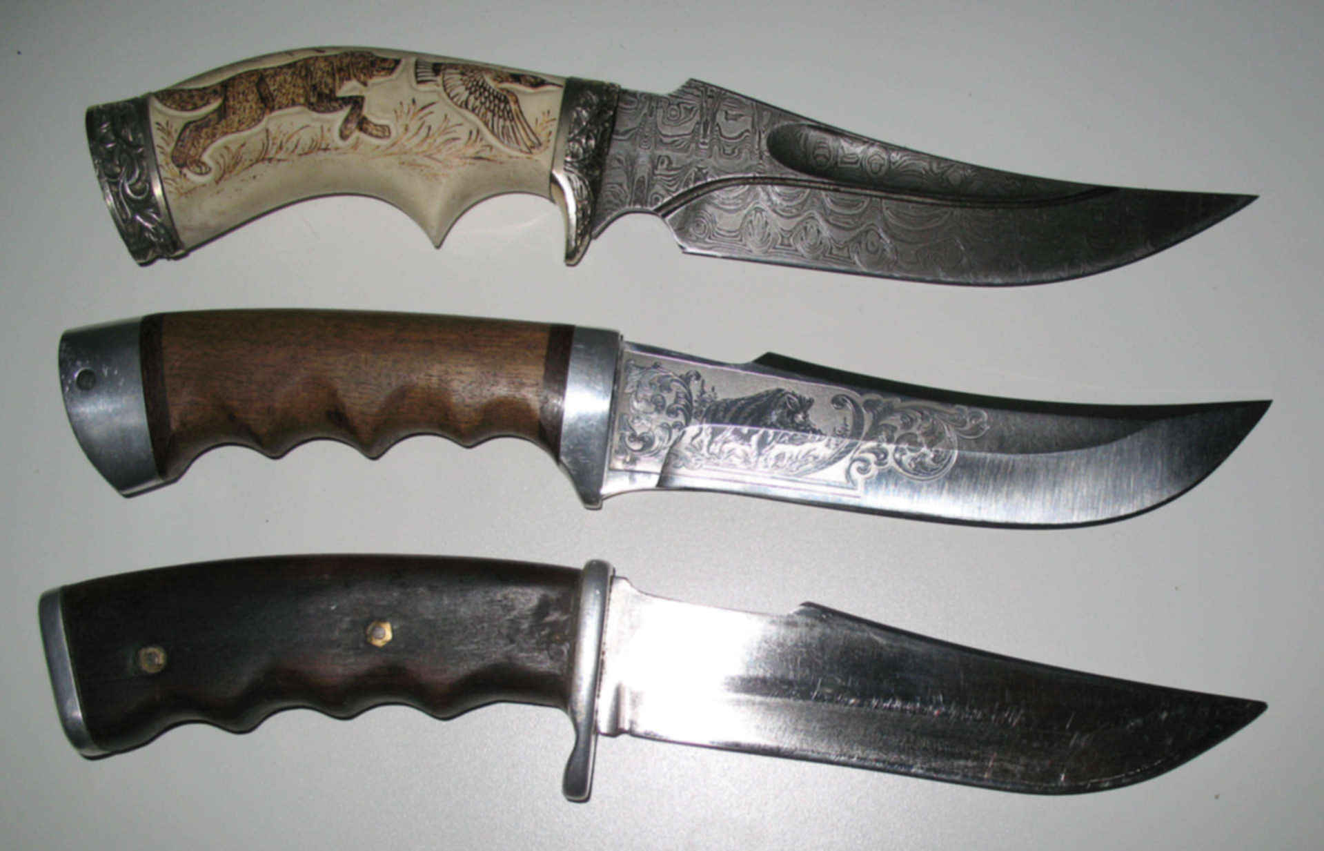 выемка на ноже. нож с отверстием. выемка на рукояти ножа.