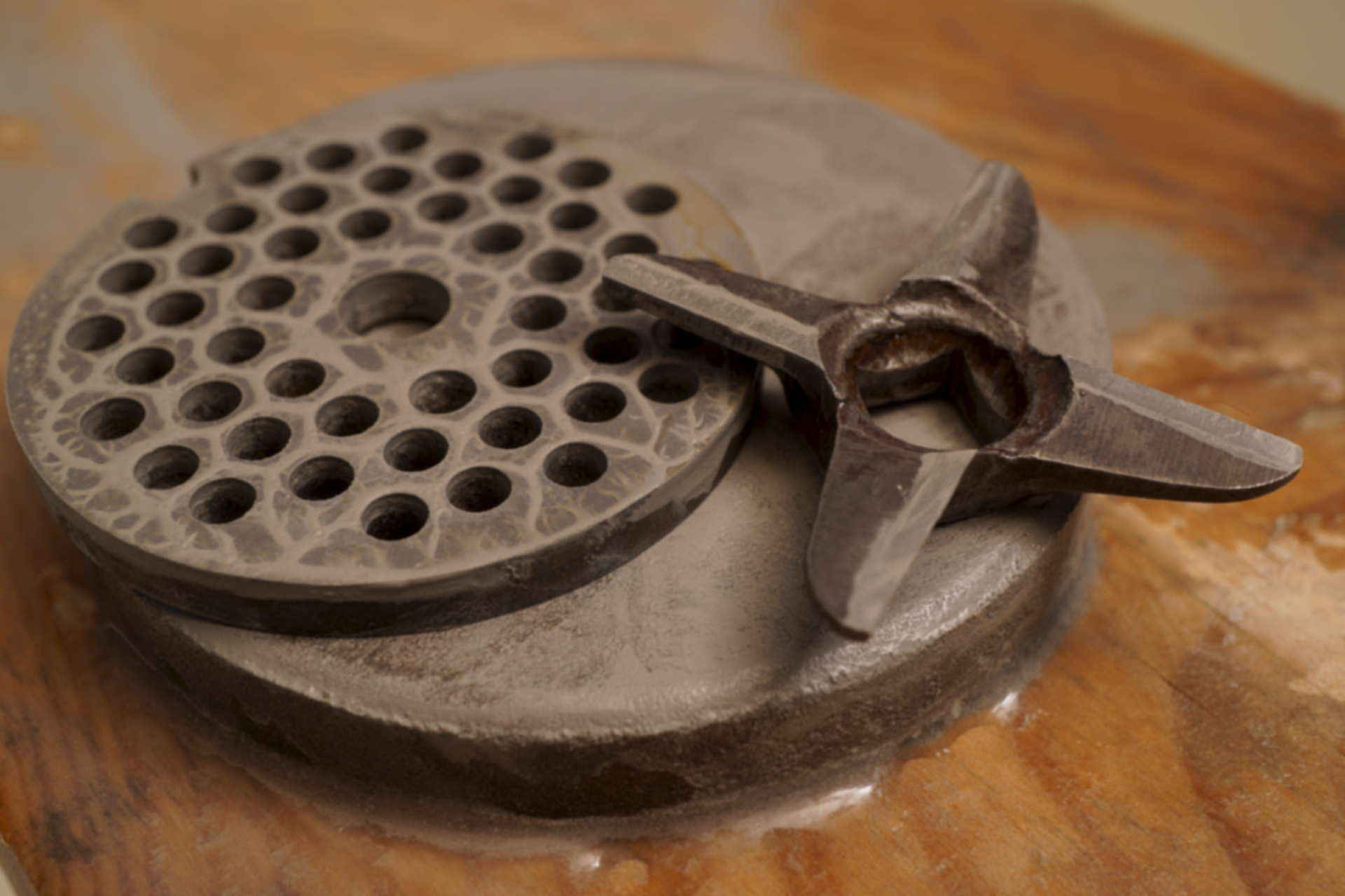 Заточка лезвия на электромясорубку. Как наточить нож и решетку мясорубки. Tj 12-f решетка для мясорубки. Заточка ножей мясорубки в домашних. Приспособа для заточки ножей мясорубки.