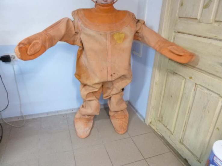 одевание водолазной рубашки. водолазная рубаха вр-12. рубаха вр-3. вр-3. водолазный скафандр трехболтовка.