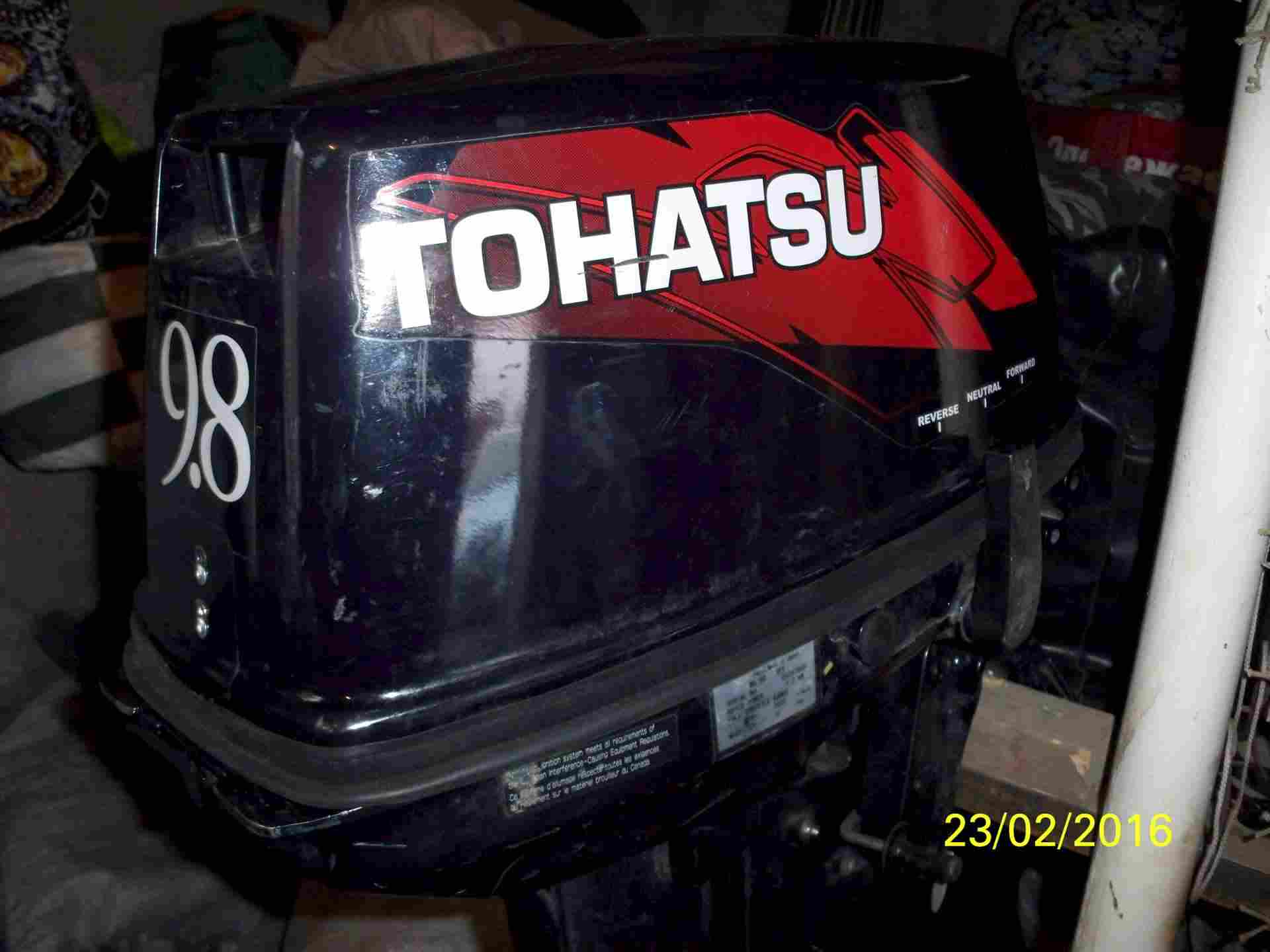 Колпак тохатсу. Лодочный мотор Tohatsu 9.8. Колпак Тохатсу 9.8. Tohatsu 9.9 шильдик. Капот на Лодочный Тохатсу 9.8.