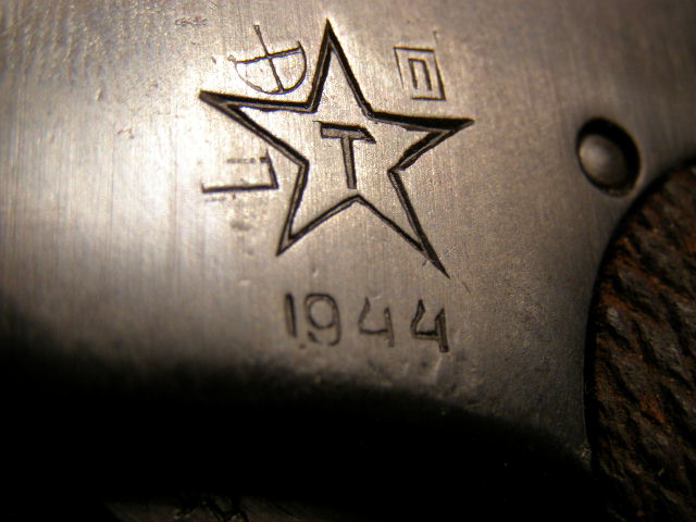 Серебро 84 клеймо альфа. Клейма производителей чугунных казанов. Клейма производителей ножей. Клейма российских ножеделов. Клеймо для дерева своими руками.