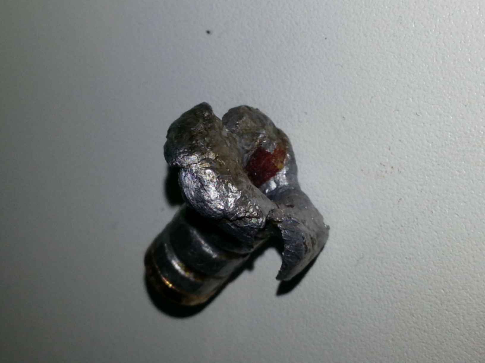 Почему пули делают из свинца. Почему пули из свинца. Почему пули из свинца. Свинцовая пуля для нарезного ствола. Свинцовая круглая пуля 9 мм.