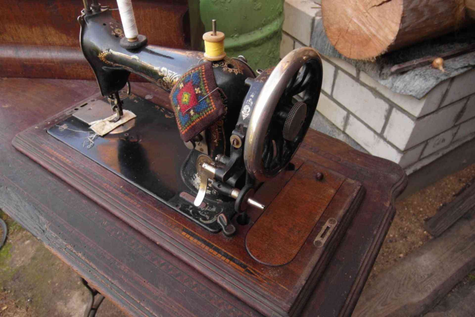 Скупка старых швейных машин. Скупка старых швейных машинок. Скупка швейных машин машин. Старая швейная машинка чайка