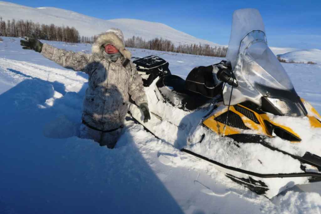 Снегоходы хабаровском крае. Охота на снегоходе. Снегоход охотничий. Снегоход для рыбалки. Охотник на снегоходе.