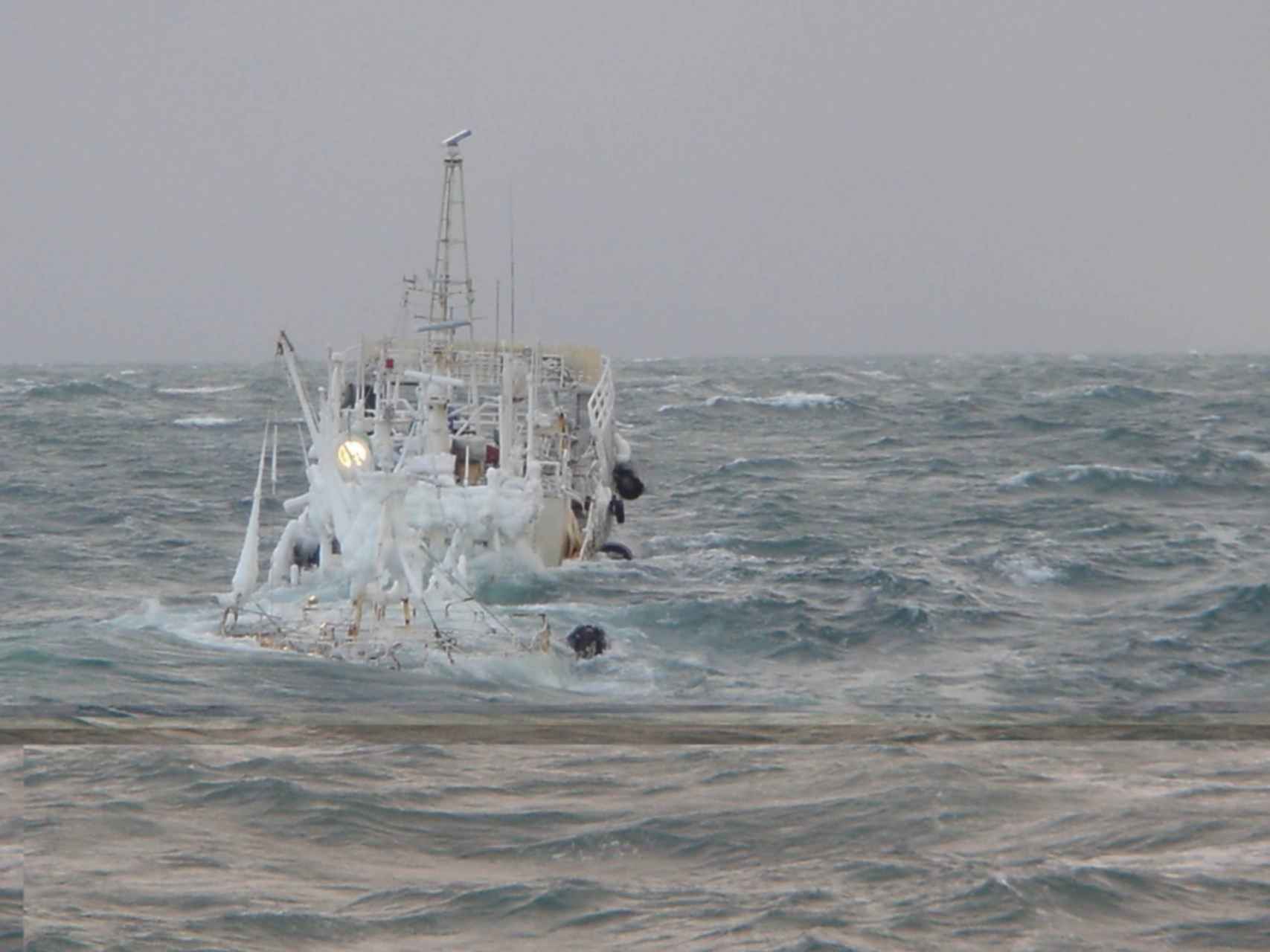 Маяк спасение. Мыс харбиз. Три человека в охотском море. Анклав охотского моря. Горбуша в охотском море.