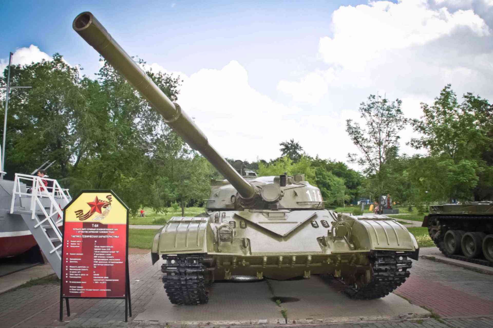 Парк техники. Парк Победы Саратов т 64. Музей военной техники парк Победы Череповец. Т80 танк парк Победы. Парк Победы Челябинск танки.