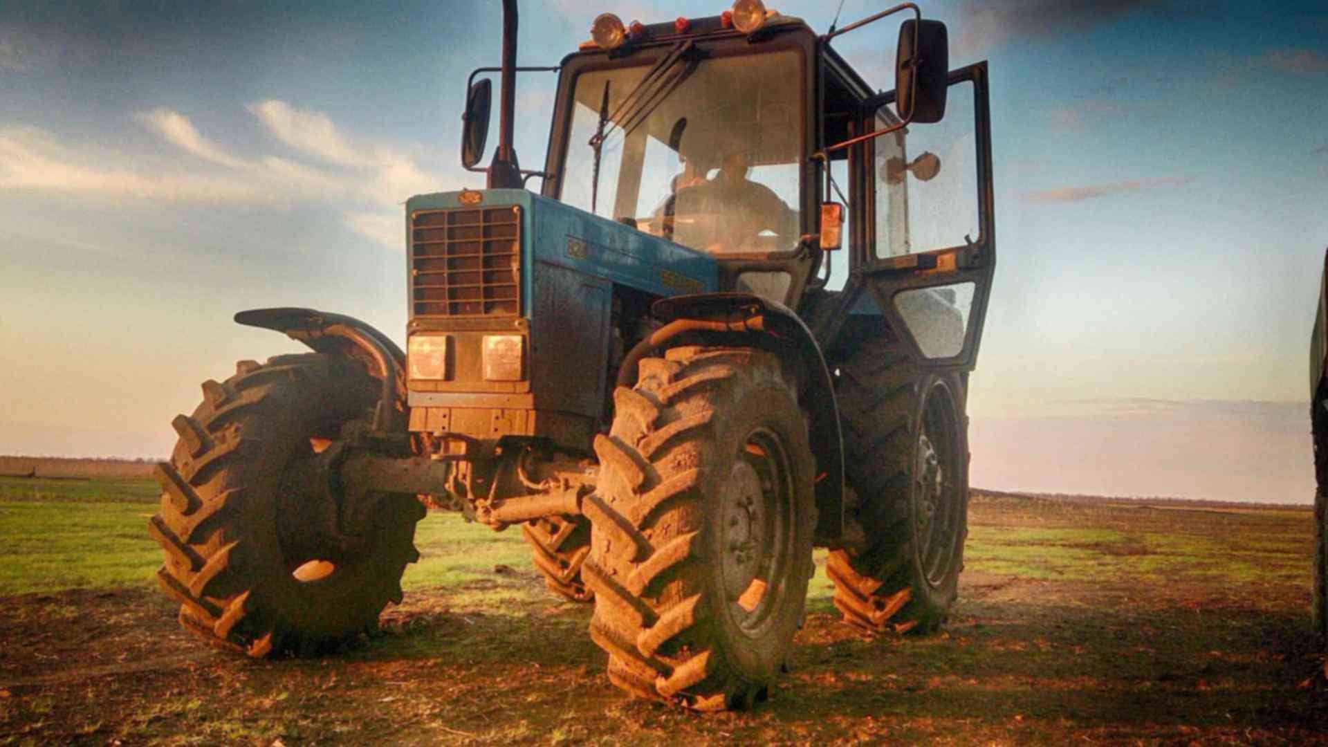 Мтз 82 100. Трактор МТЗ 82. Трактор МТЗ 80 В поле. Трактор МТЗ МТЗ 82. MTZ 80 tractor.