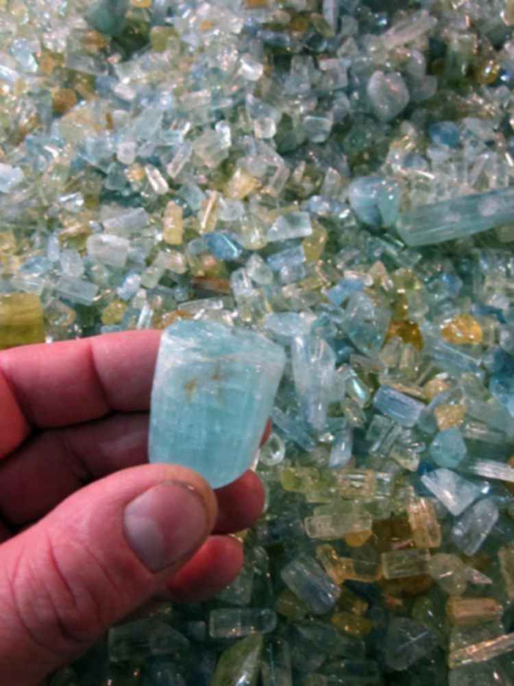 Уральский топаз мурзинка. Топаз академик ферсман. Вольфрамит с кальцитом. Желтый топаз неограненный. Уральский топаз мурзинка.