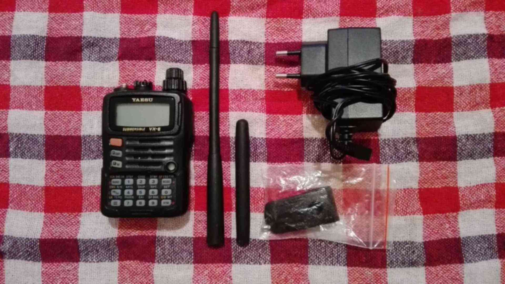 Vx 6 мест. Yaesu VX-6r. Рация Yaesu VX-6r. Yaesu VX-6. Гарнитура для Yaesu VX-6r.