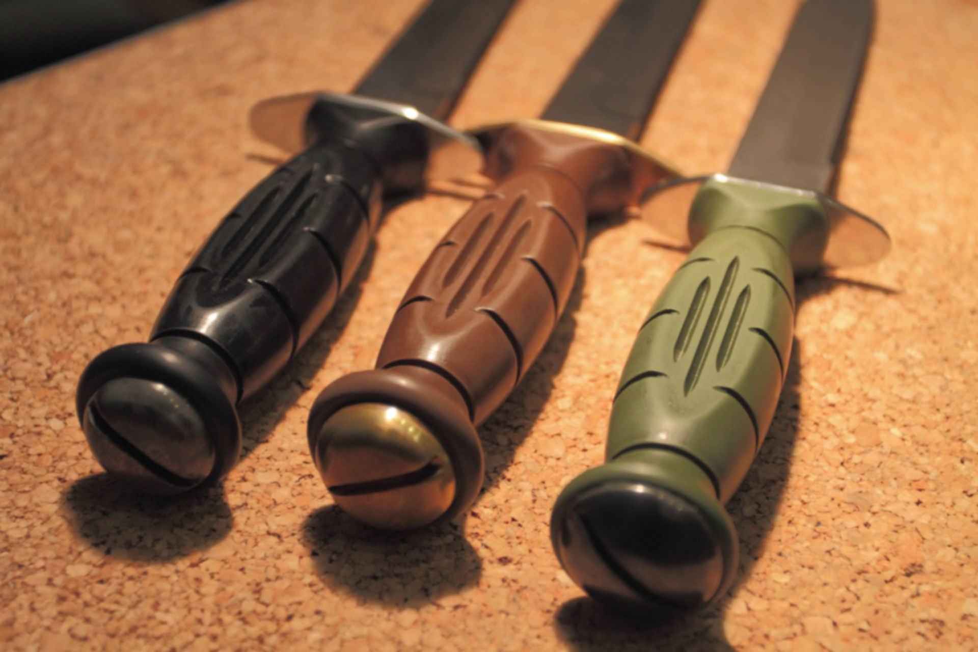 Лучшие ножи для похода. Использование ножа. Кухонный нож универсальный. Нож вишня с пластиковыми ножнами. Браслет выживания из паракорда.