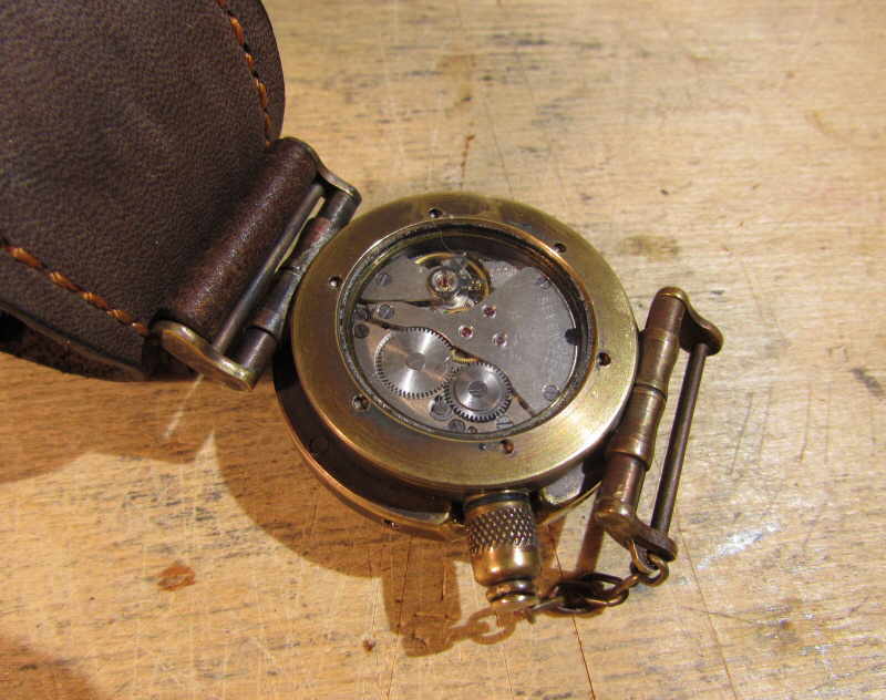 Метал корпусов часов. Старые наручные часы. Самые старые наручные часы. Железные часы мужские наручные старые. Корпус часов.