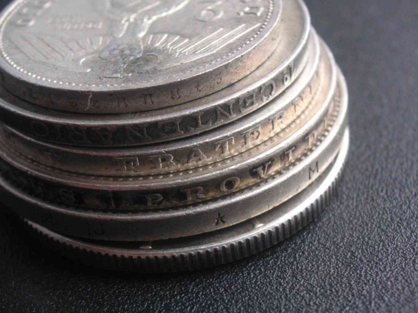 Россия серебро сегодня. 1 Грамм серебра. Монета серебряная с надписью серебро 1 грамм стандарт. 65 Грамм. Сколько стоит серебро за грамм.