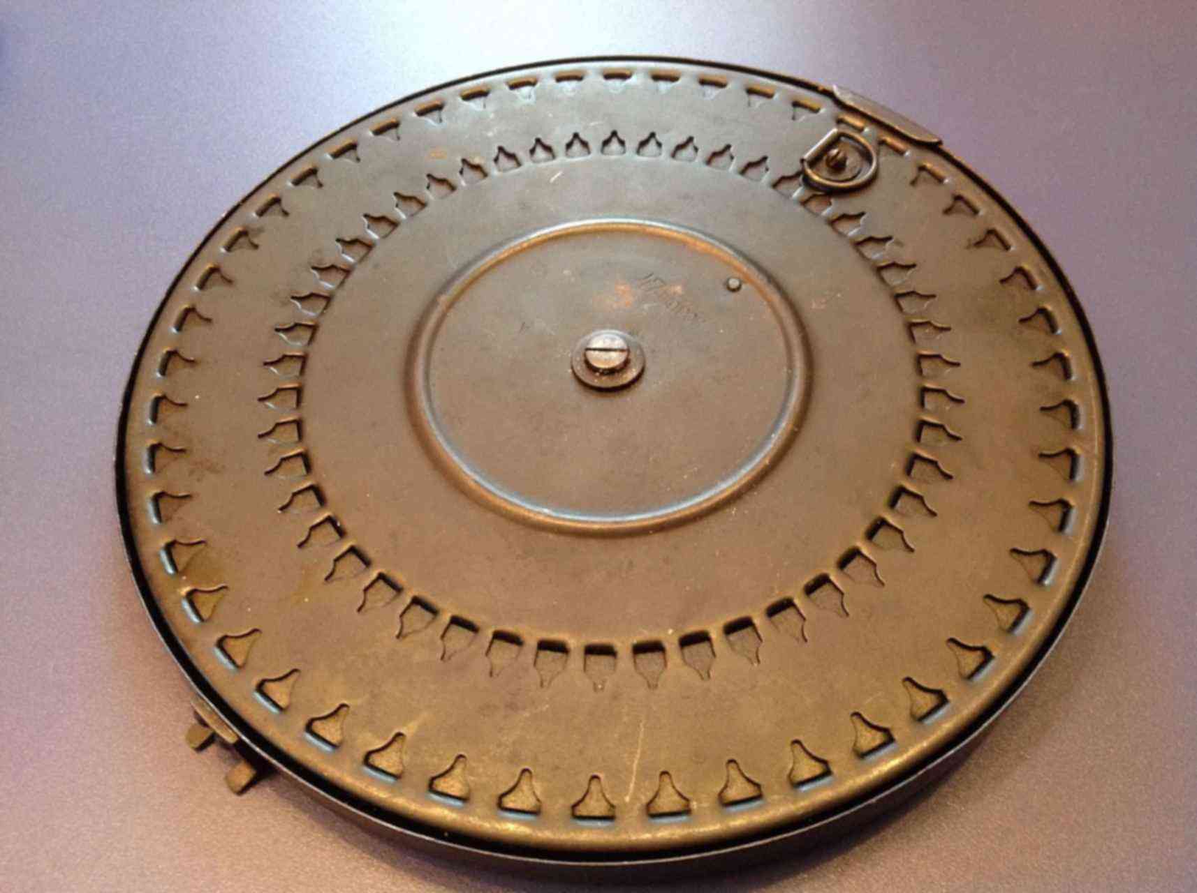 диск дп 27 располовиненный. диски д п. приспособление для снаряжения дисков дп-27. лходощенная вставка в диск дп-27. диск пулемёта дегтярёва дп-27.