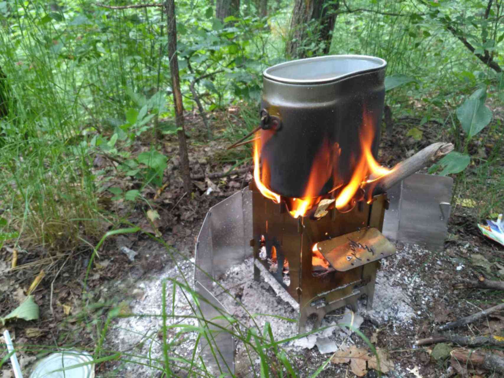 Щепочница. Печка дровяная (щепочница). Походная печка на щепках. Мини печь на щепках. Печь щепочница для приготовления еды.