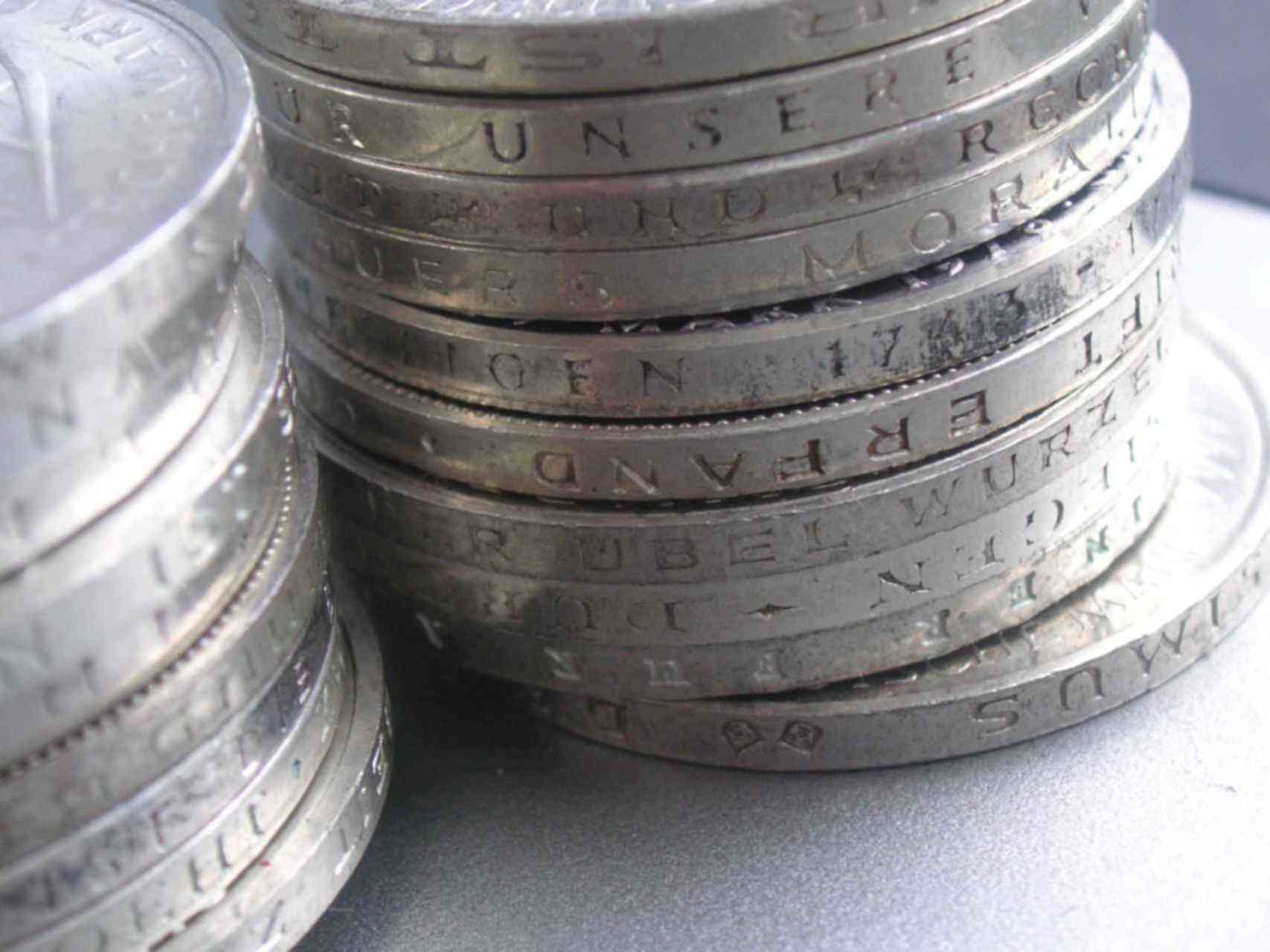 Покупаем серебряные монеты. Серебряная Монетка. Дырявая монета серебро. Тридцать монет серебром. 30 Монет серебра.