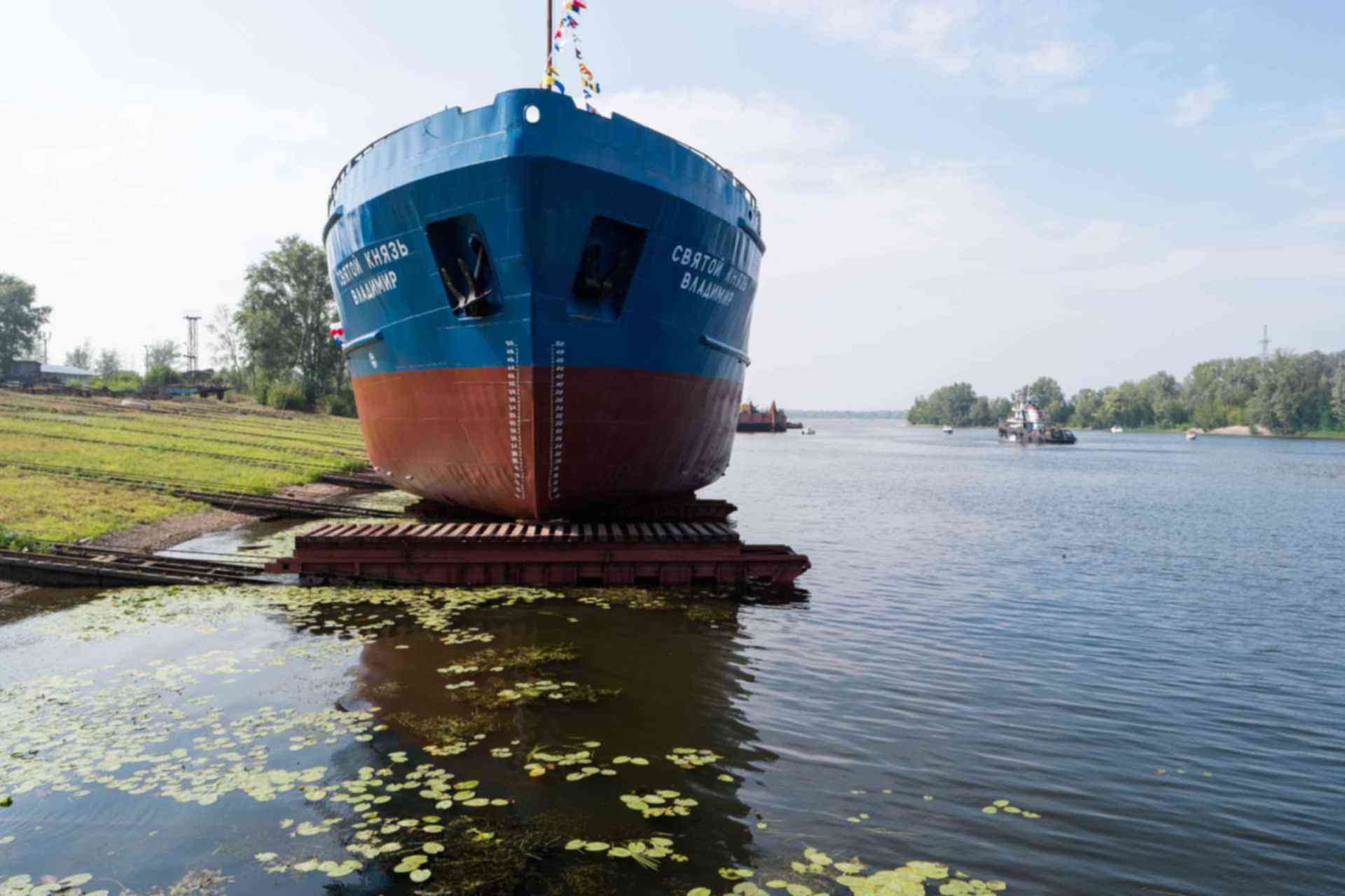 Как спускают корабли на воду. Суда на воде. Спуск судна на воду. Спуск корабля. Слип для судов.