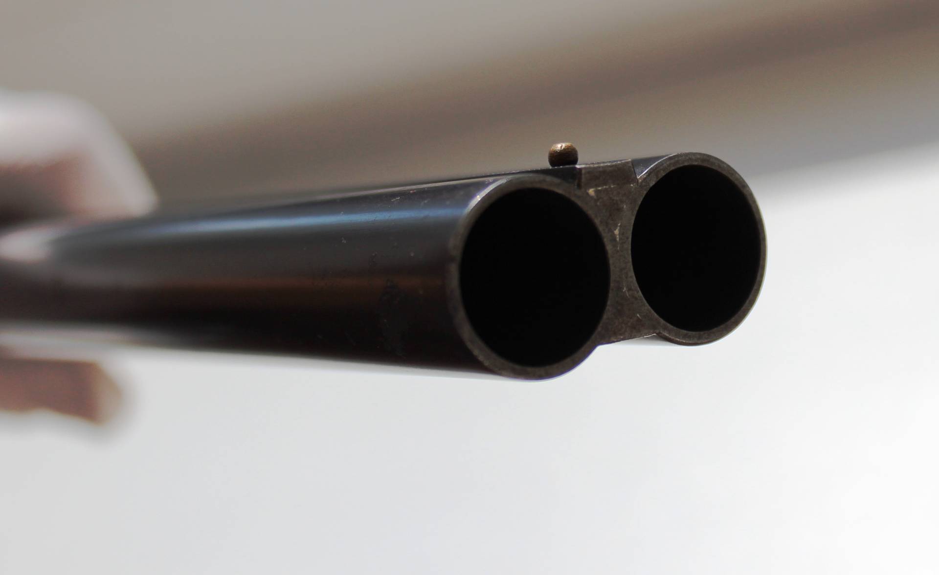 Дуло винтовки. Дуло винтовки. Двустволка в руках. Дуло ружья. Дуло ружья.