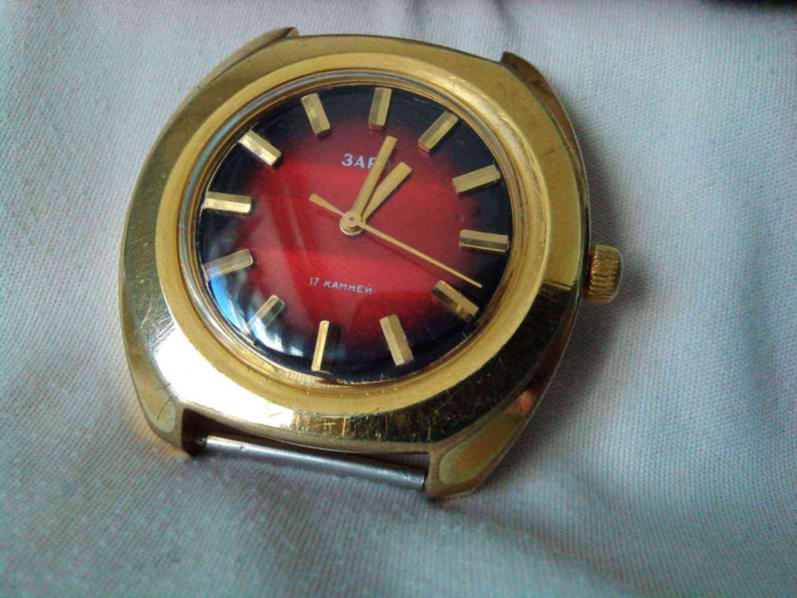 Советские часы Заря 17 камней красный циферблат