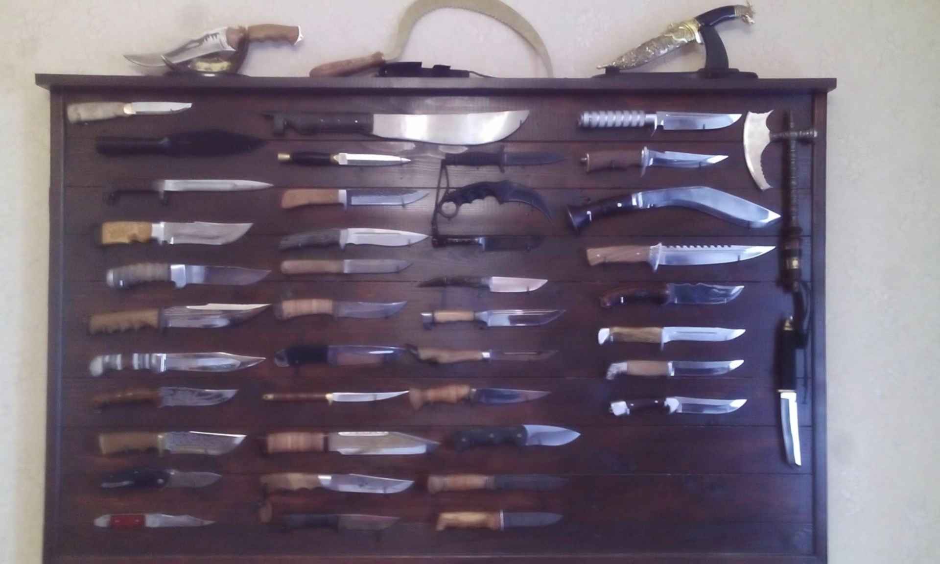 Стенд для демонстрации коллекции ножей