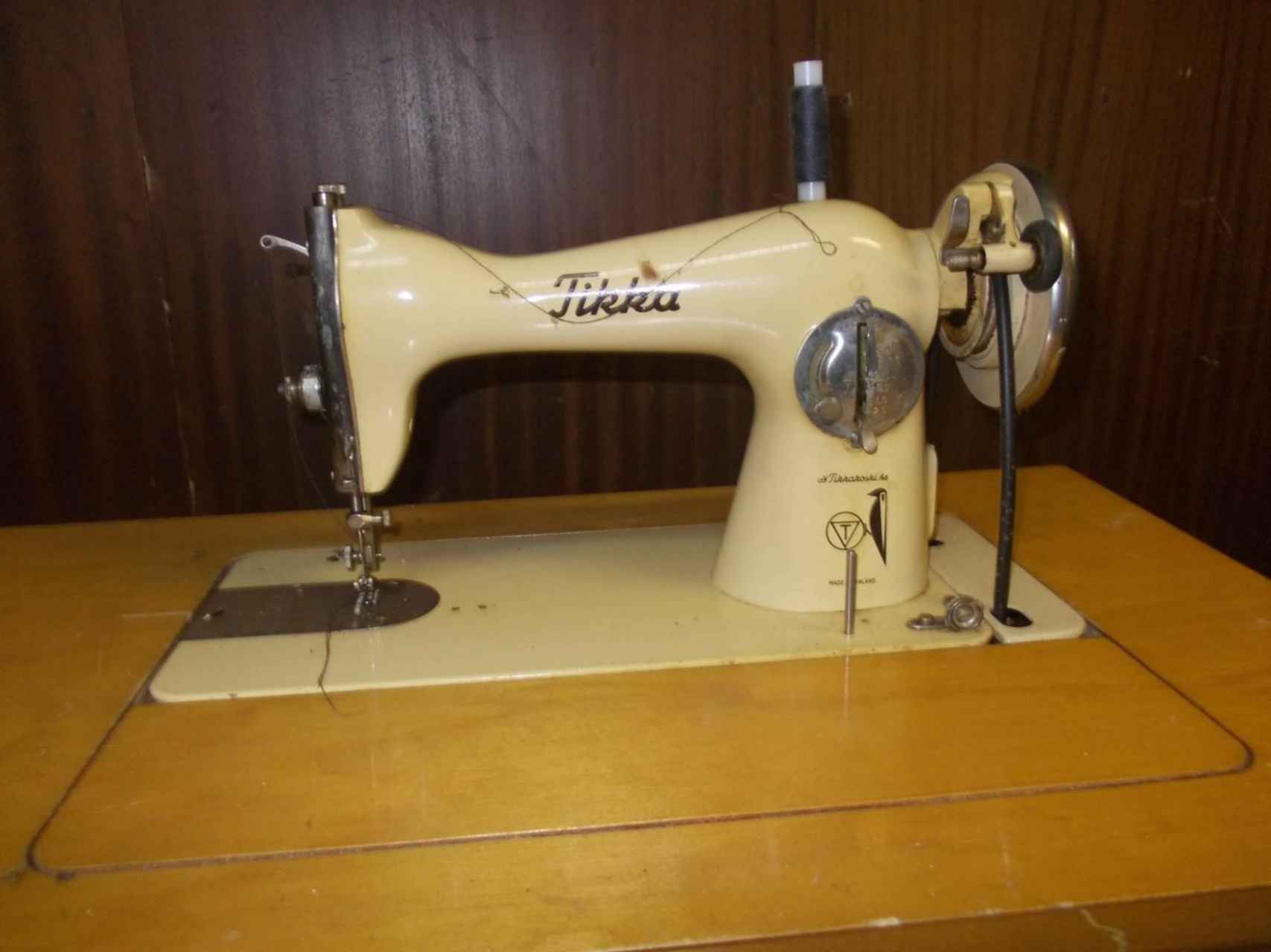 Купить продать швейную машинку. Тикка 45 швейная машинка. Швейная машинка тикка ножная. Швейная машинка Финляндия Tikka. Швейная машинка финская ножная тикка.