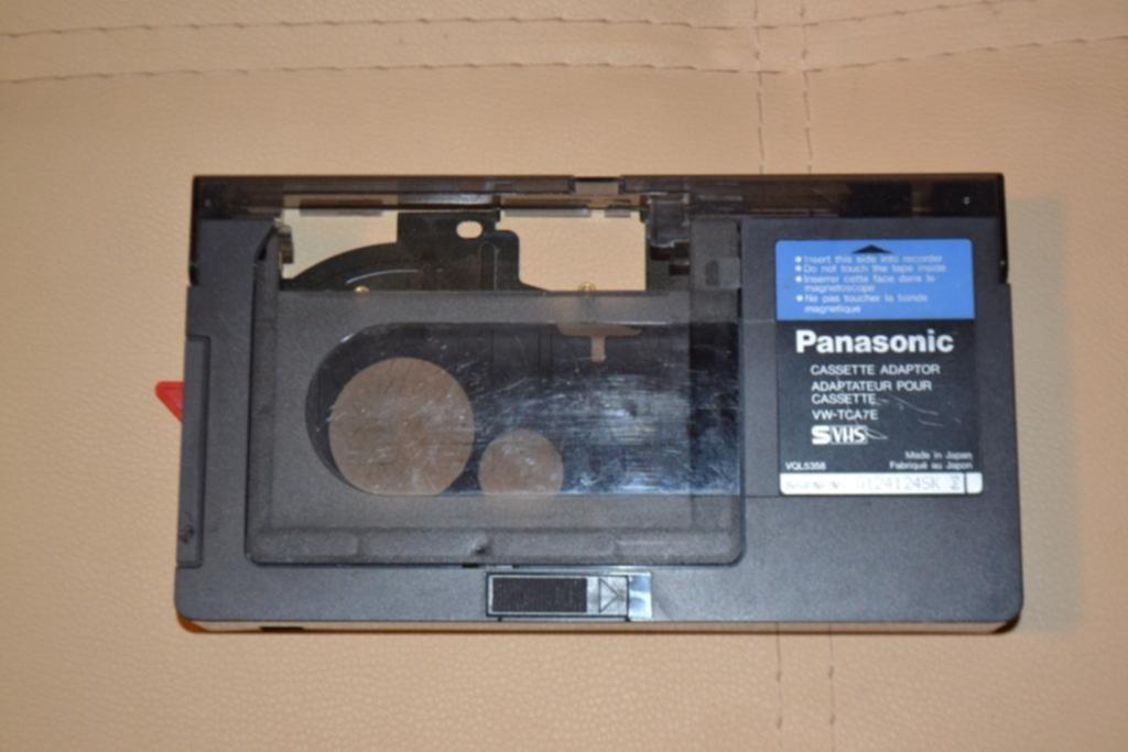 Кассета панасоник. Panasonic VHS-C кассета. Адаптер VHS-C Panasonic. Видеокассета адаптер VHS Panasonic. Кассетный адаптер для видеокассет Панасоник.