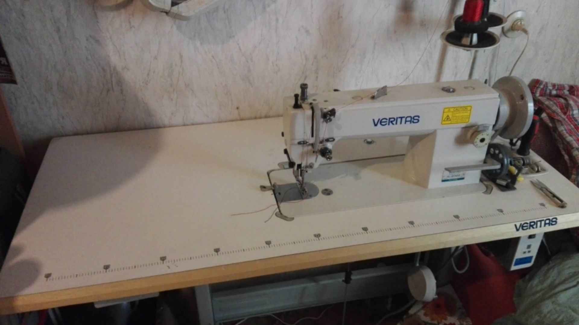 Промышленные швейные машины инструкции. Veritas Швейные машины 5550. Швейная машина veritas Industrial line 0302. Промышленная швейная машина Веритас. Промышленная швейная машинка Веритас со столом il-5550.